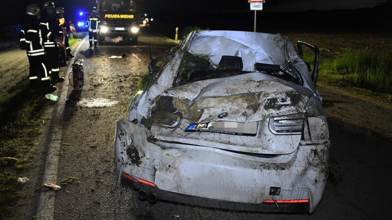 Der Fahrer dieses Autos war bei Gerzen einem Reh ausgewichen und hatte angetrunken die Kontrolle über den Wagen verloren. Der BMW überschlug sich mehrmals. Die beiden Insassen wurden leicht verletzt.