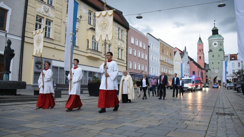 Im sehr kleinen Kreis fand wegen der Corona-Schutzvorschriften am Samstag die Mariä-Namen-Prozession von der Pfarrkirche durch die Stadt zur Bergkirche statt. Nur Pfarrer Peter König sowie ausgewählte Repräsentanten von Pfarrei und Politik waren gemeinsam unterwegs.