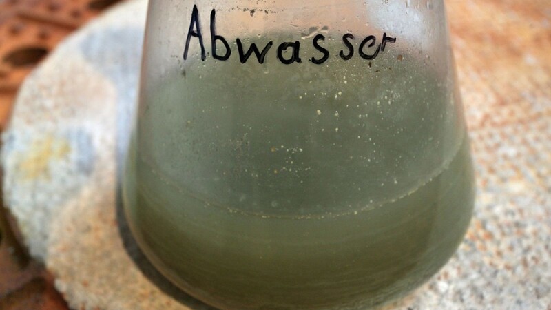 Eine Abwasser-Probe ist zu sehen.