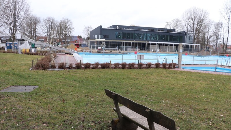 Das Freibad wird in diesen Tagen für die Badesaison vorbereitet, während parallel dazu die Arbeiten am Hallenbad mit Hochdruck laufen. Ob dieses jedoch rechtzeitig im Herbst nutzbar sein wird, steht noch nicht fest.