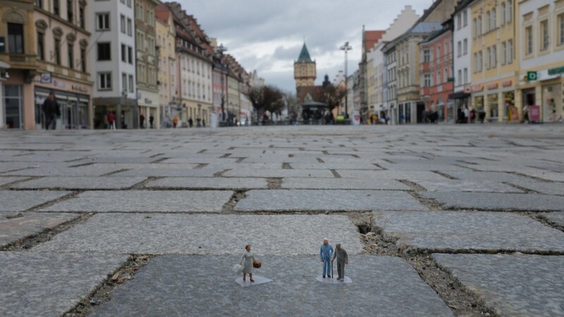 Der Ludwigsplatz, ohne grünen Markt februar-fad. Ansonsten Straubings Wohnzimmer mit wechselnden Veranstaltungen für Einkäufer wie Flaneure, während der Theresienplatz sich vor allem zum Esszimmer entwickelt hat.