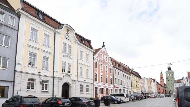 Die Volkshochschule Vilsbiburg darf derzeit nur Online-Kurse anbieten. Aber man blickt im Team der Schule bereits in die Zukunft und bereitet sich auf die Zeit vor, wenn die Öffnung wieder erlaubt wird und um Gebäude am Stadtplatz wieder Kurse stattfinden.