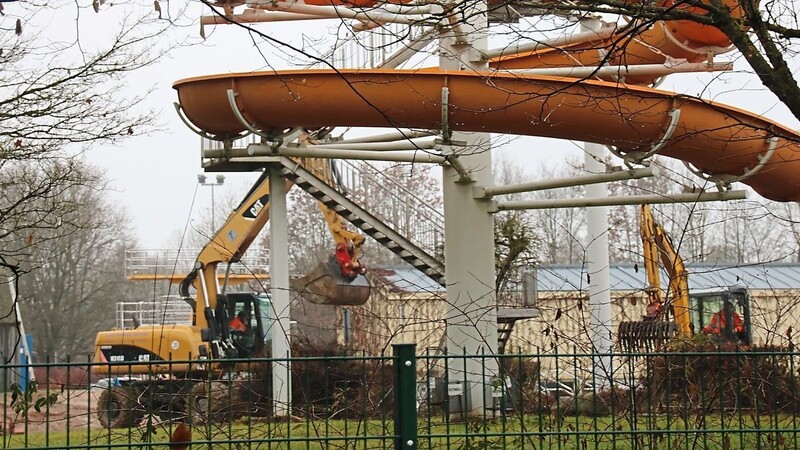 Die Sanierungsarbeiten im Freibad sind bereits in vollem Gange.