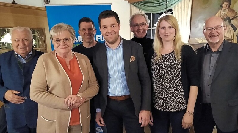 Die wiedergewählte Vorstandschaft des CSU-Ortsverbandes Moosburg: (v. l.) Rudi Linz, Karin Linz, Torsten Koch, Maximilian Mader, Rudi Heinz, Lorena Kehringer und Erwin Weber.