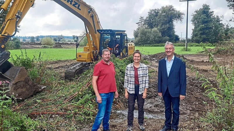 Vor Ort auf der Projektfläche in Leitenhausen: Jürgen Förstl Wasserwirtschaftsamt Landshut, Projektkoordinatorin Lucia Gruber, Bürgermeister Herbert Blascheck (von links).