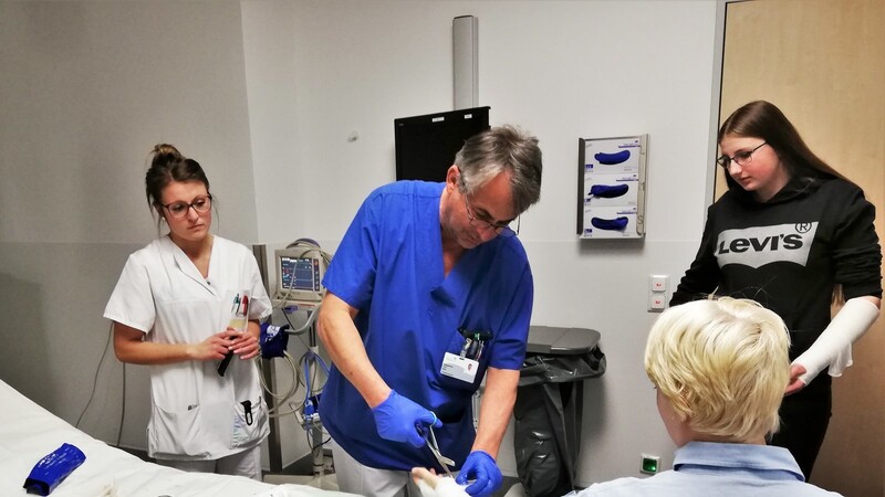 Mit Hand anlegen und Talente entdecken: Das war bei den Stationen der Ausbildungstour angesagt, ob bei der Krankenpflegeschule am Donau-Isar-Klinikum...