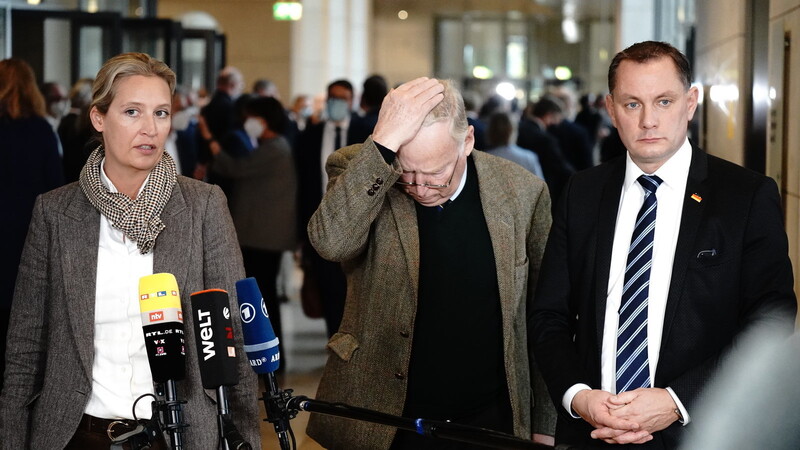 Alice Weidel und Alexander Gauland (hier im Bild mit AfD-Parteichef Tino Chrupalla, r.) mussten am Donnerstag einräumen, dass die Störer Gäste von Mitgliedern ihrer Fraktion waren.