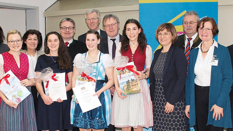 Die vier besten Teilnehmerinnen mit (von rechts) Bürgermeister Heinrich Stenzel, Vorstandsmitglied BayLaH Margarete Engel, Landrat Josef Laumer, Hauswirtschaftsoberrätin Maria Anzenberger, Bereichsleiter Schulen Schätz, Gesamtschulleiter Johann Dilger, MdL Josef Zellmeier, Kreisbäuerin Claudia Erndl und Christine Pichler vom AELF Straubing.