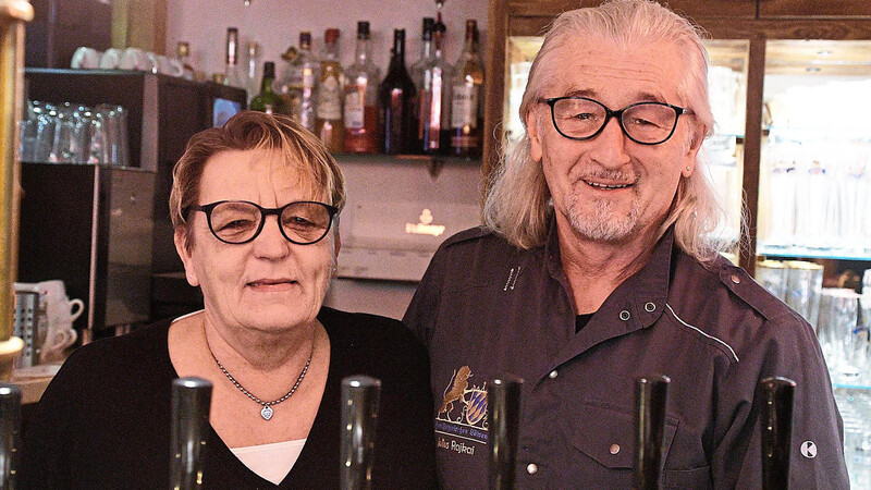 Petra Bittner (62) und Ehemann Julius Rajkai (65) hinter der Theke in ihrem "Bayerischen Löwen".