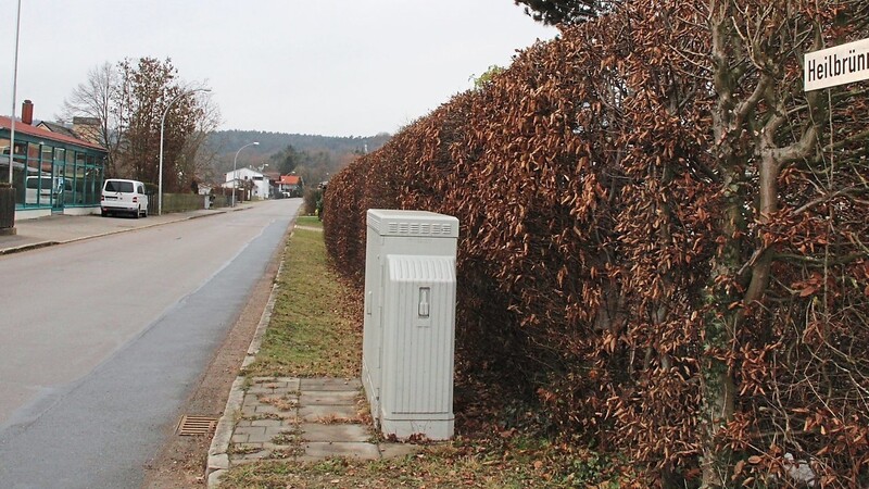 Ideal sind die Verhältnisse in der Heilbrünnlstraße nicht: Hinter der dichten Hecke befindet sich der Spielplatz, davor fehlt ein Bürgersteig. Und die gerade verlaufende Straße verleitet manche dazu, schneller zu fahren. Die Stadt reagiert jetzt mit Beschilderung.