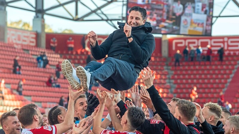 Das hat man auch nicht jeden Tag, dass ein scheidender Geschäftsführer von den Spielern einer Profimannschaft wie ein Meistertrainer in die Luft geworfen wird. Die Kicker des Jahn Regensburg taten genau das nach dem 3:0 beim FC Ingolstadt mit Christian Keller, der am Sonntag seinen letzten Arbeitstag beim Jahn hatte.