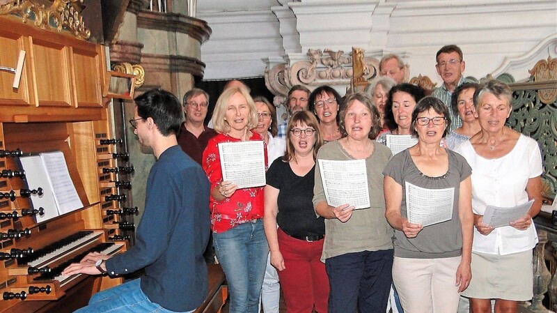 Der Chor probt für das Fest der Aufnahme Mariens in den Himmel am 15. August, einem Höhepunkt im Kirchenjahr.