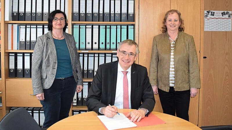 Wahlleiterin Luise Lauerer, der neu gewählte Landrat Werner Bumeder und Wahlsachbearbeiterin Helga Schönmaier (von links).