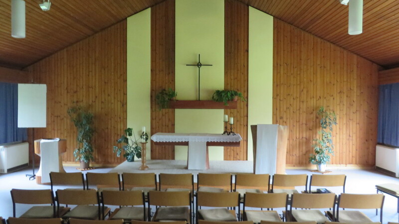 Der Innenraum der evangelischen Andreas-Kirche und die Außenansicht mit dem charakteristischen Turm.