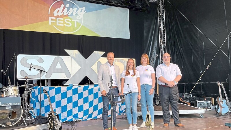 Bürgermeister Armin Grassinger (links) und Manuel Sattig von BMW (rechts) eröffneten die sechste Auflage des Festivals.