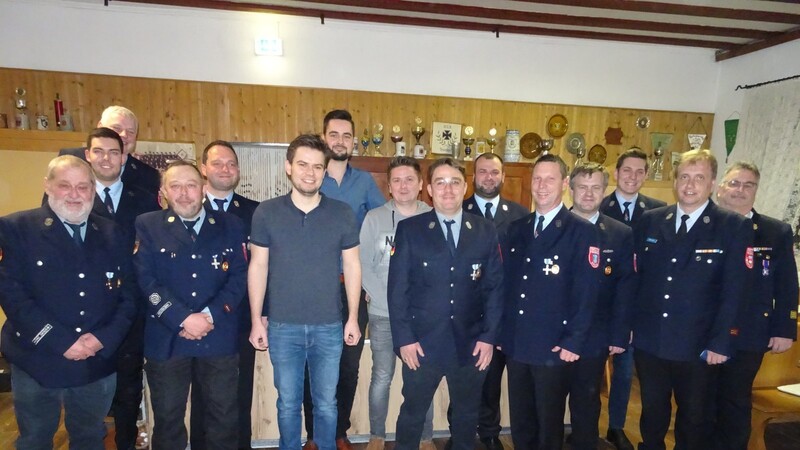 Die geehrten beziehungsweise neu aufgenommenen und verabschiedeten Mitglieder der Feuerwehr Kröning mit einem Teil der Vorstandschaft.