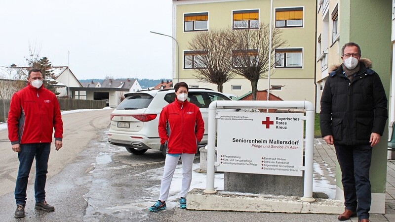 Bei seinem Besuch übergab Bürgermeister Christian Dobmeier eine Spende für die Kaffeekasse der Mitarbeiter des BRK-Seniorenheims mit seinem Dank für deren stete Einsatzbereitschaft an Pflegefachkraft Claudia Beck und Heimleiter Michael Meister (von rechts)