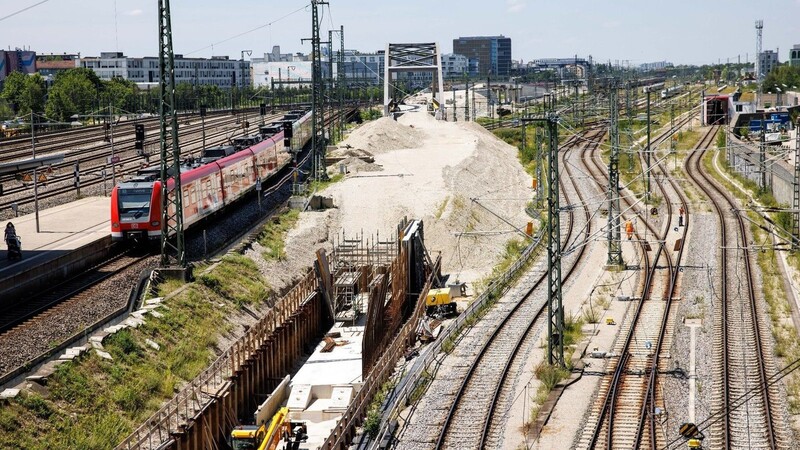 Eine S-Bahn fährt an der Baustelle der zweiten S-Bahn-Stammstrecke in München vorüber.