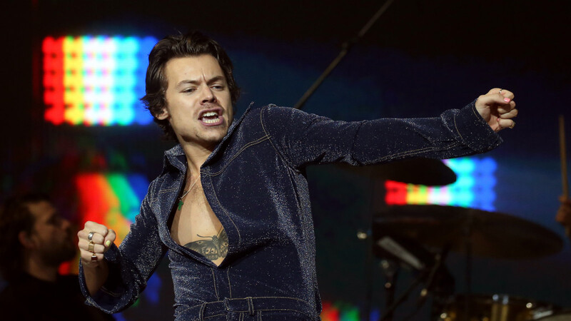 Bricht mit Gender-Stereotypen - und wird dafür heiß geliebt: Superstar Harry Styles, hier 2019 in London