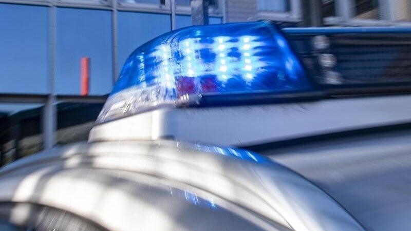 Ein Blaulicht leuchtet auf dem Dach eines Polizeiwagens.