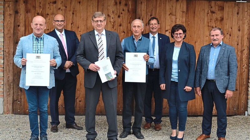 Gratulierten der Marktgemeinde und der Teilnehmergemeinschaft MdB Stephan Protschka, stellvertretender Landrat Dr. Franz Gassner, MdL Dr. Petra Loibl und MdL Max Straubinger.