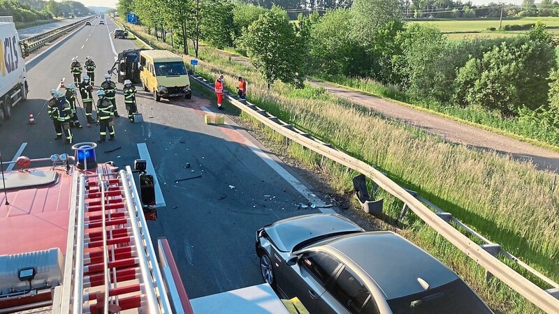 Beteiligt waren an dem Unfall ein Sprinter samt Anhänger sowie ein BMW.