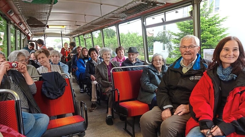 "Hoch auf dem gelben Wagen" sangen die Senioren.