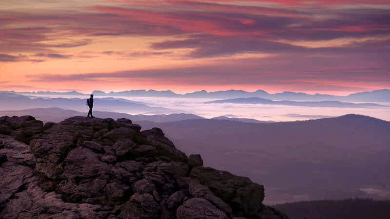 Man muss fast ein wenig an den "Wanderer über dem Nebelmeer denken", das Gemälde von Caspar David Friedrich. Das Foto von Benjamin Franz zeigt, wie schön die Heimat ist - vor allem auch dann, wenn man die Motivation findet, schon frühmorgens auf den Arber zu wandern. Das Bild entstand übrigens im Oktober 2019 , da waren Franz und seine Frau Birgit die einzigen Wanderer am Arber ...