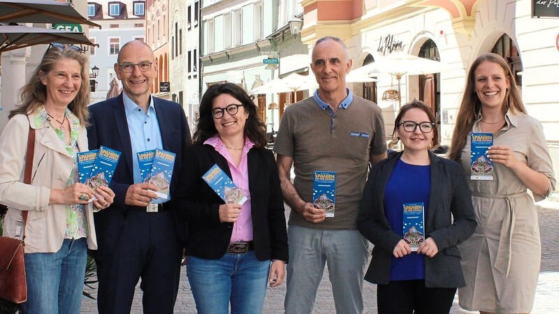 Freuen sich auf "Spanien an der Donau": Kathrin Fuchshuber (Verein "Hotels in Regensburg"), Michael Quast (Geschäftsführer des mitveranstaltenden Stadtmarketing), Antonia Kienberger zuständig für Presse- und Medienarbeit, cinEScultura-Leiter und Pedro Álvarez Olañeta, Projektleiterin Xenia Müller und Kulturmanagerin Carmen Knerr.