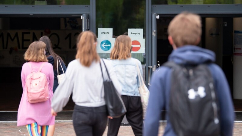 Nach einer Pause von sechs Wochen beginnt für einige Abschlussklassen in Bayern wieder die Schule mit Unterricht im Klassenzimmer.