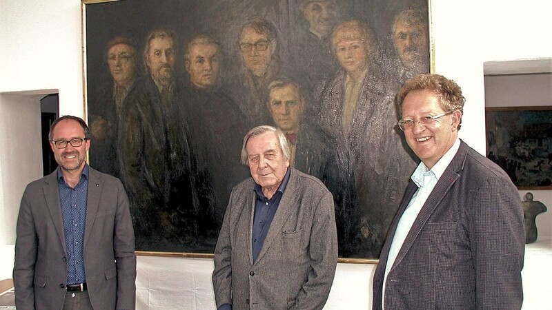 Die Sonderausstellung "Der Bayerwaldkreis" eröffneten Bürgermeister Christian Mayer (r.), Kurator Florian Jung (l.) und Gerhard Michel, der stellvertretend für seine zwei noch lebenden Künstlerfreunde zur "Triovernissage" nach Hengersberg gekommen war. Der Maler Hermann Eller hat die Gründungsmitglieder des Bayerwaldkreises in einem Ölgemälde (im Hintergrund) verewigt.