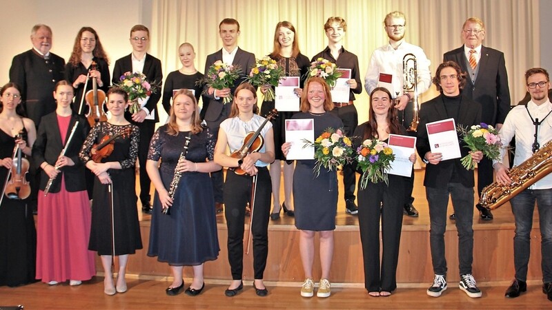 Zweiter Bürgermeister Günther Pammer (hinten, r.) und stellvertretender Landrat Eugen Gegenfurtner (hinten, l.) gratulierten den musikalischen Talenten zur Auszeichnung mit dem Anton-Brunner-Musikpreis.