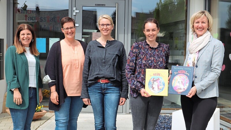 Die Abgeordnete Petra Högl (rechts), Volkenschwands zweite Bürgermeisterin Gudrun Höfter (nicht am Bild) und Gemeinderätin Silvia Goldbrunner (links) überbrachten den Erzieherinnen der Kita St. Maria Volkenschwand, Bernadette Klieber (2. v. l.), Margot Maier (Mitte) und Stefanie Kollmeder (2. v. r.) ihren Dank und Anerkennung für die täglich geleistete Arbeit und überreichten als Geschenk das Kinderbuch "Das NEINhorn" von Marc-Uwe Kling und Astrid Henn.