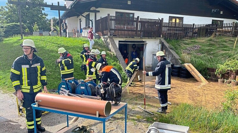 Zahlreiche Feuerwehren wurden alarmiert, um bei überschwemmten Anwesen zu helfen.