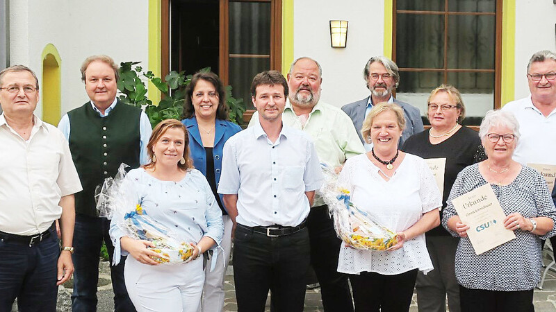 Max Paulus, Helmut Radlmeier, Andrea Wagner, Martina Hammerl, Bernhard Jauck, Peter Lohmaier, Hans Mailhammer, Resi Pell, Edeltraud Ingerl, Christa Schmidbauer, Josef Ingerl und Florian Oßner (v.l.) freuten sich.