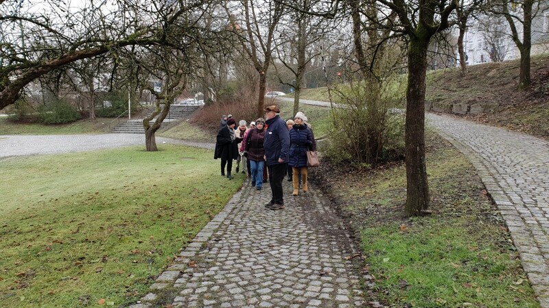 Rund 20 Senioren waren am Mittwoch mit Gästeführer Karl Heinz Westenhuber unterwegs. Vom Stadtturm in Richtung Jesuitenkirche und durch den Stadtpark.