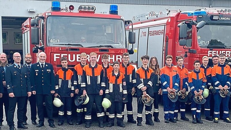 13 Jungfeuerwehrler der FF Landau, FF Oberhöcking und der FF Thanhöcking-Weihern legten das Jugendleistungsabzeichen ab.