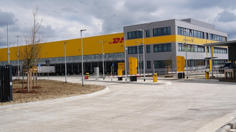 Nicht zu übersehen im Münchner Nordosten: Das neue Paketzentrum Aschheim II ist seit Montag in Betrieb.