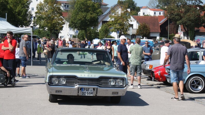 Nach einiger Zeit durfte auch dieser Dodge auf den Viehmarktplatz fahren.