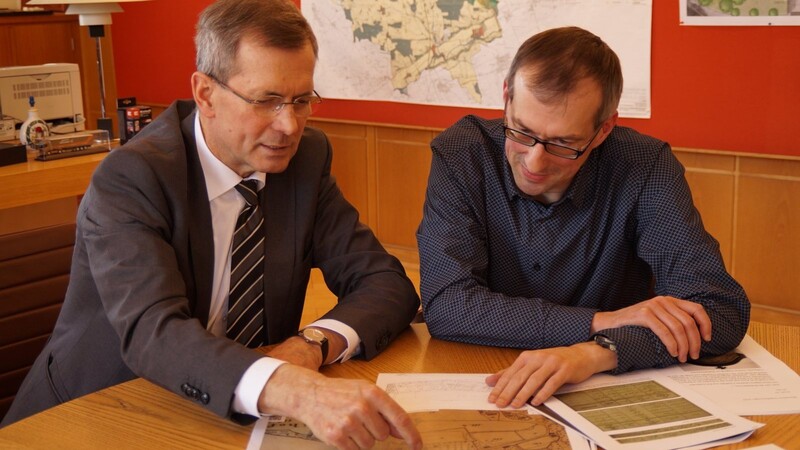 Stadtpläne aus längst vergangenen Zeiten: Das historische Kartenmaterial von Landau erweckt das Interesse von Stadtarchivar Manfred Niedl (rechts) und Bürgermeister Helmut Steininger.