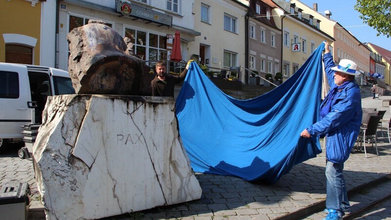 Gerhard Kadletz mit seiner Friedensglocke. (Foto Wimberger)