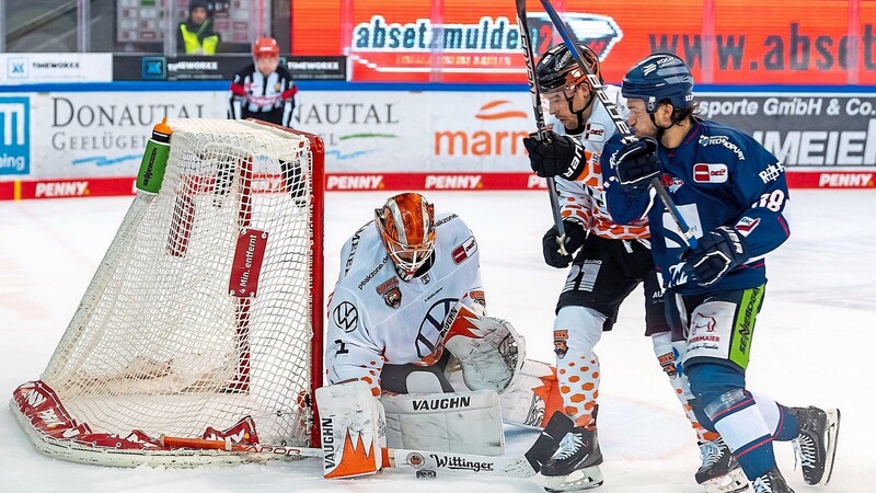 Kaum ein Durchkommen in Richtung des von Dustin Strahlmeier gehüteten Wolfsburger Tores gab es zuletzt für die Straubing Tigers um J.C. Lipon (rechts).