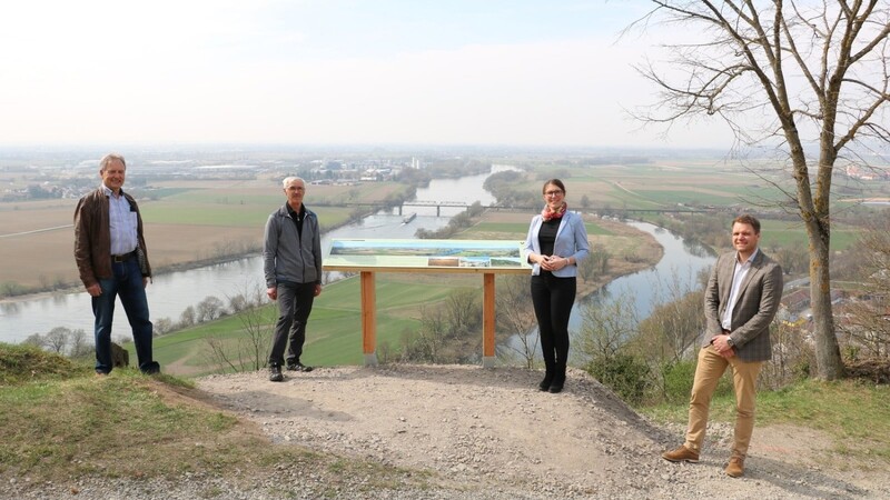 Herman Mayer, Franz-Xaver Six, Bürgermeisterin Andrea Probst und geschäftsleitender Beamter Christoph Paukner (von links) freuen sich über die neue Aussichtstafel am Bogenberg.