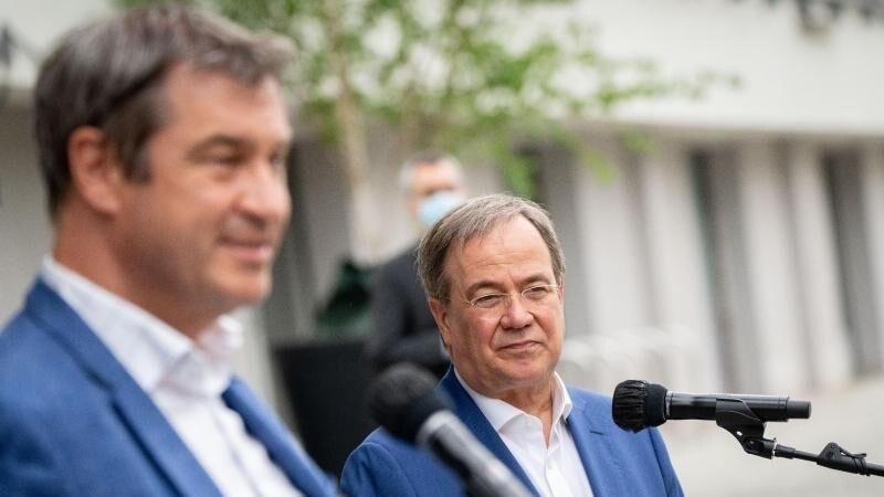 Eine Mehrheit der Unionsanhänger findet, Markus Söder (l) sollte Armin Laschet als Kanzlerkandidaten ersetzen.