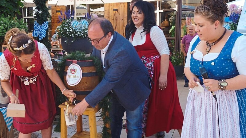 Den Bieranstich nimmt die bayerische Bierkönigin vor.