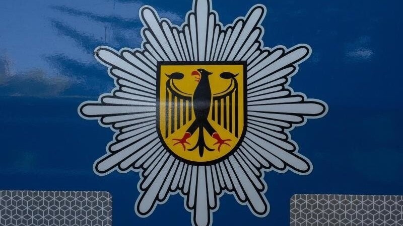 Das Logo der Bundespolizei ist an einem Fahrzeug der Bundespolizei bei einem Einsatz zu sehen. Foto: Paul Zinken/dpa-Zentralbild/ZB/archiv