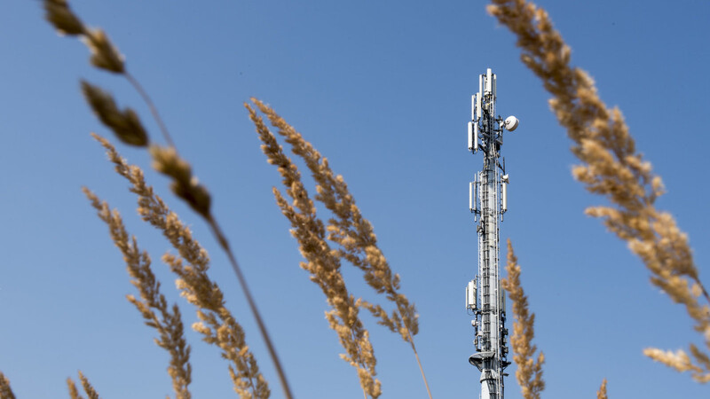 Ein Schleuderbetonmast - etwa so wie hier auf dem Bild - wird in Falkenfels gebaut.