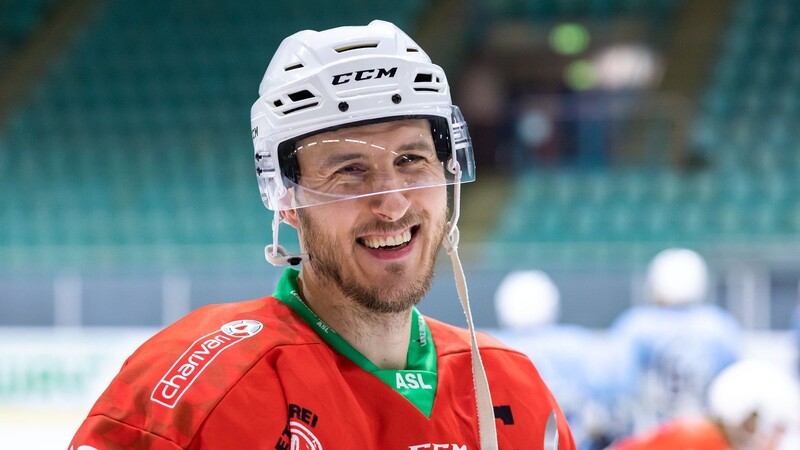 Da kommt Freude auf! Kapitän Peter Flache traf doppelt für die Eisbären Regensburg gegen Füssen.