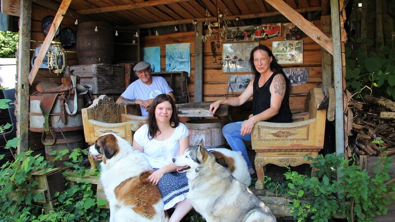 Karl Fischer und seine Schwester Karin (r.) betreiben seit 25 Jahren das Haus 111. Karins Tochter Ramona (vorne, Mitte) hilft auch gerne im Betrieb mit. Auch die sechs Hunde gehören zur Familie sowie ein paar Katzen.