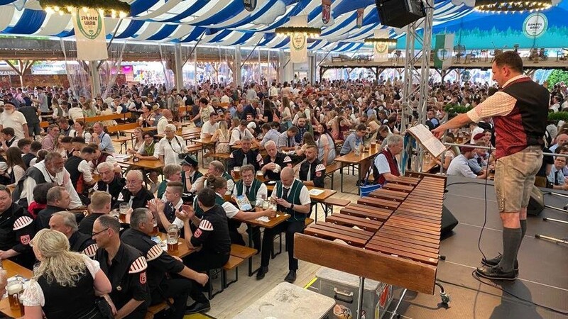 Schon beim Volksfest des Pfingstritts Bad Kötzting (hier im Bild) hörte die Musik im Zelt um 23.15 Uhr auf. Für Festwirt Strauß hat sich das bewährt, drum macht er das jetzt auch in Furth - sogar zu den Freinächten.